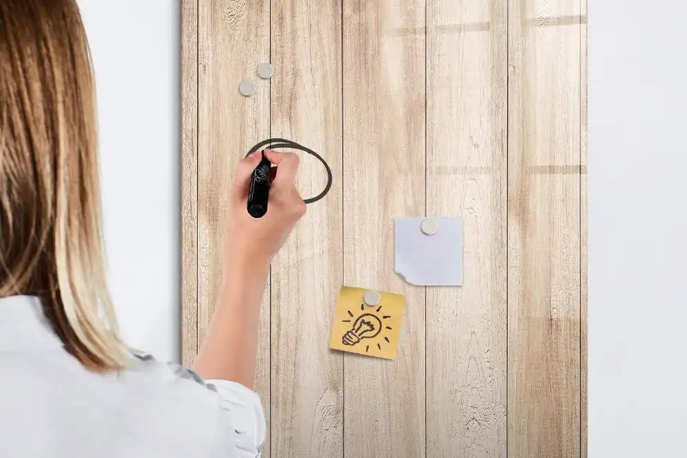 Magnetická popisovací tabule v dekoru světlého dřeva