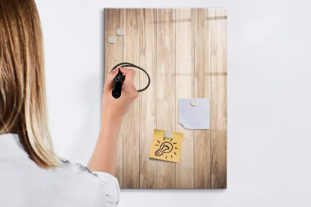 Magnetická popisovací tabule v dekoru světlého dřeva