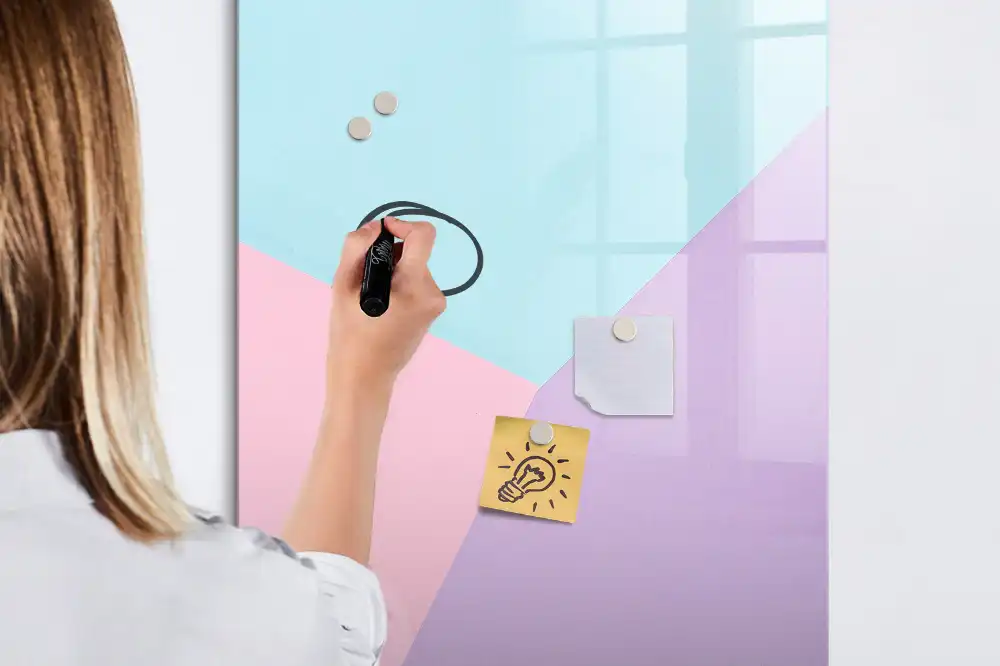 Magnetická popisovací tabule s jemným pastelovým vzorem