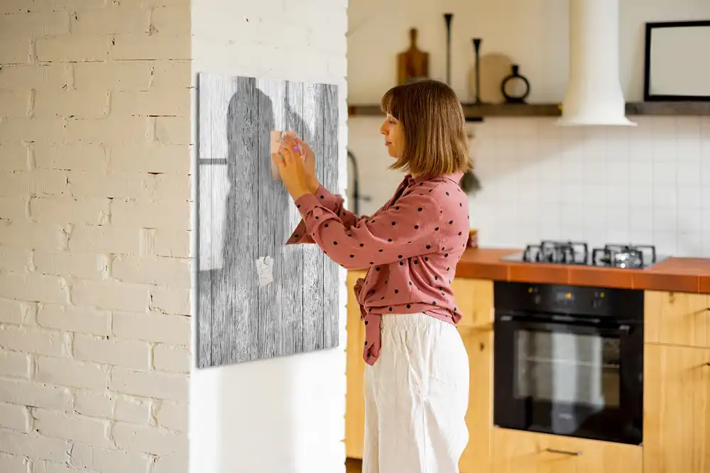 Magnetická popisovací tabule s dřevěnými konstrukčními prvky