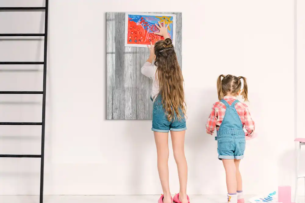 Magnetická popisovací tabule s dřevěnými konstrukčními prvky