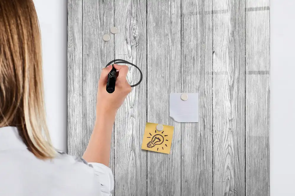 Magnetická popisovací tabule s dřevěnými konstrukčními prvky