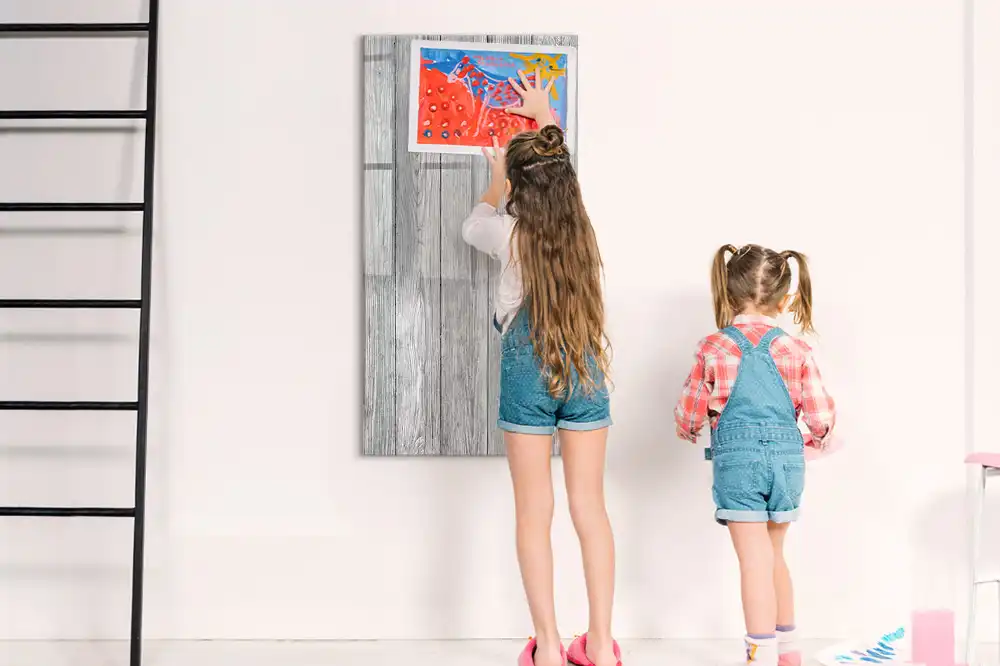 Magnetická popisovací tabule s dřevěnými konstrukčními prvky