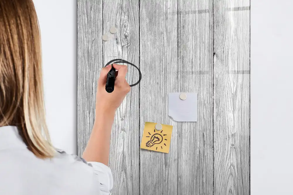 Magnetická popisovací tabule s dřevěnými konstrukčními prvky