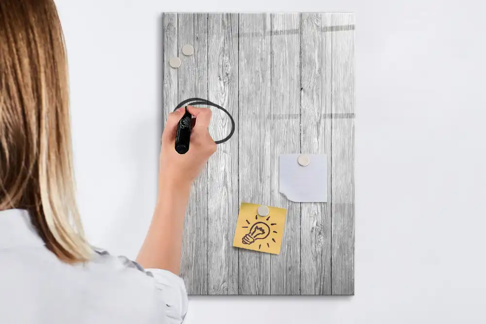 Magnetická popisovací tabule s dřevěnými konstrukčními prvky