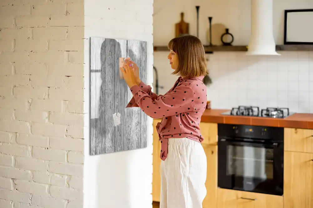 Magnetická popisovací tabule s dřevěnými konstrukčními prvky