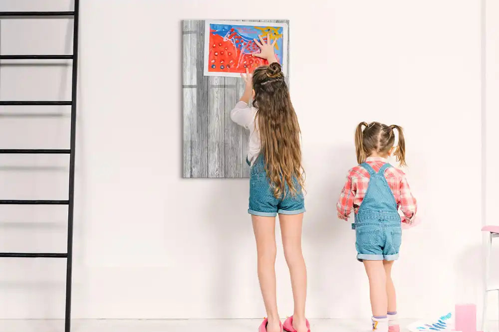 Magnetická popisovací tabule s dřevěnými konstrukčními prvky