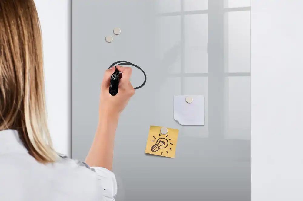 Magnetická psací tabule ve světle šedé barvě
