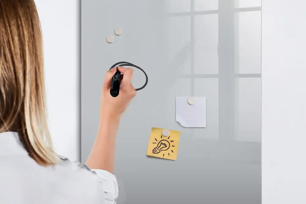 Magnetická psací tabule ve světle šedé barvě