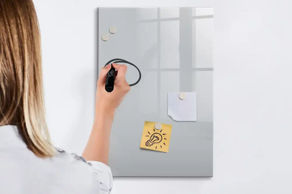Magnetická psací tabule ve světle šedé barvě