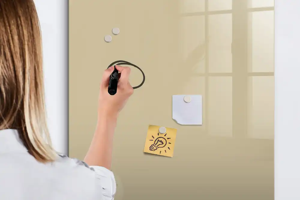 Magnetická kreslící tabule v béžové barvě