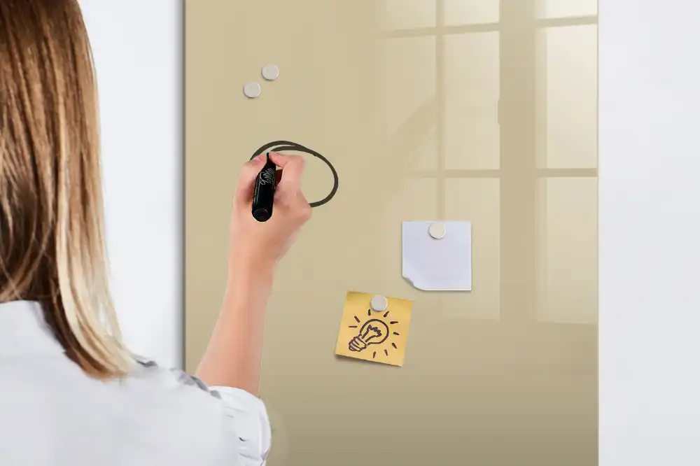 Magnetická kreslící tabule v béžové barvě