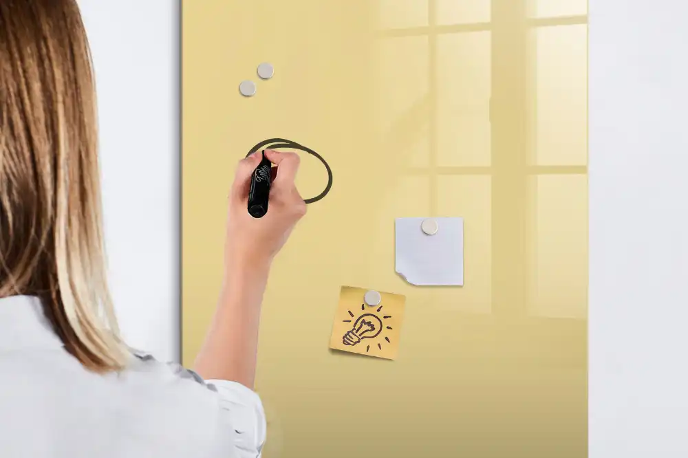 Magnetická popisovací tabule v krémové barvě