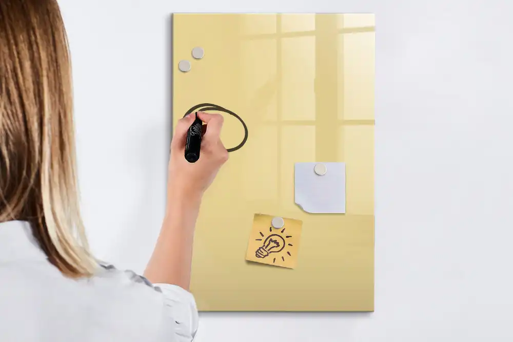 Magnetická popisovací tabule v krémové barvě