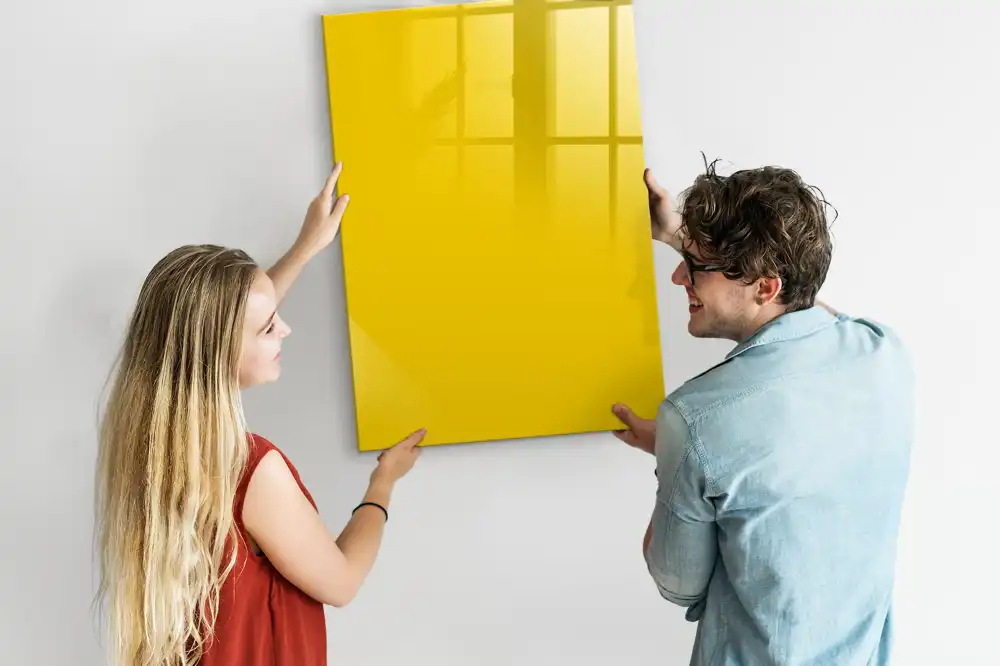 Magnetická popisovací tabule ve světle žluté barvě