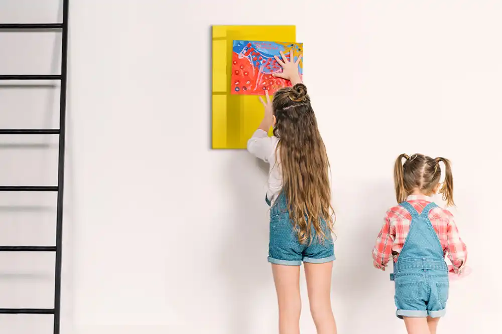Magnetická popisovací tabule ve světle žluté barvě
