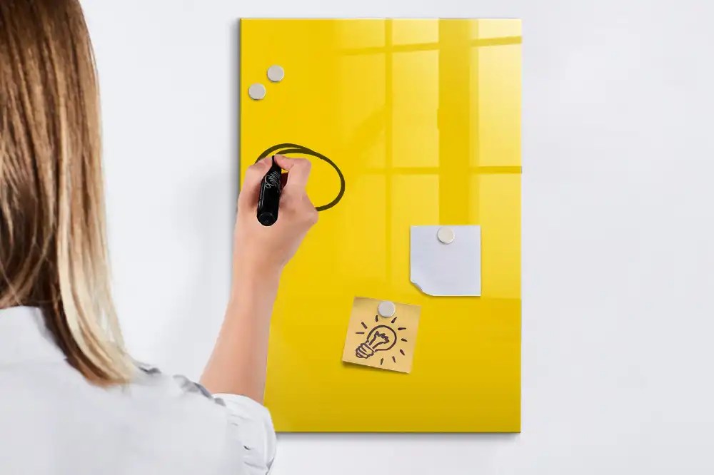 Magnetická popisovací tabule ve světle žluté barvě
