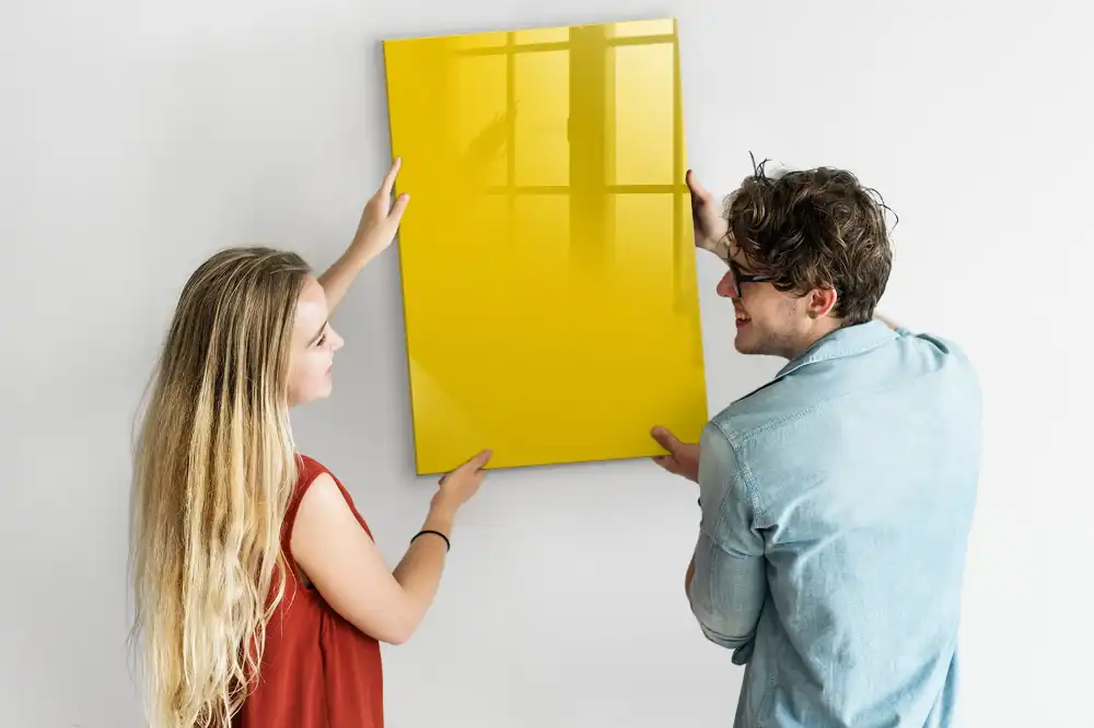 Magnetická popisovací tabule ve světle žluté barvě