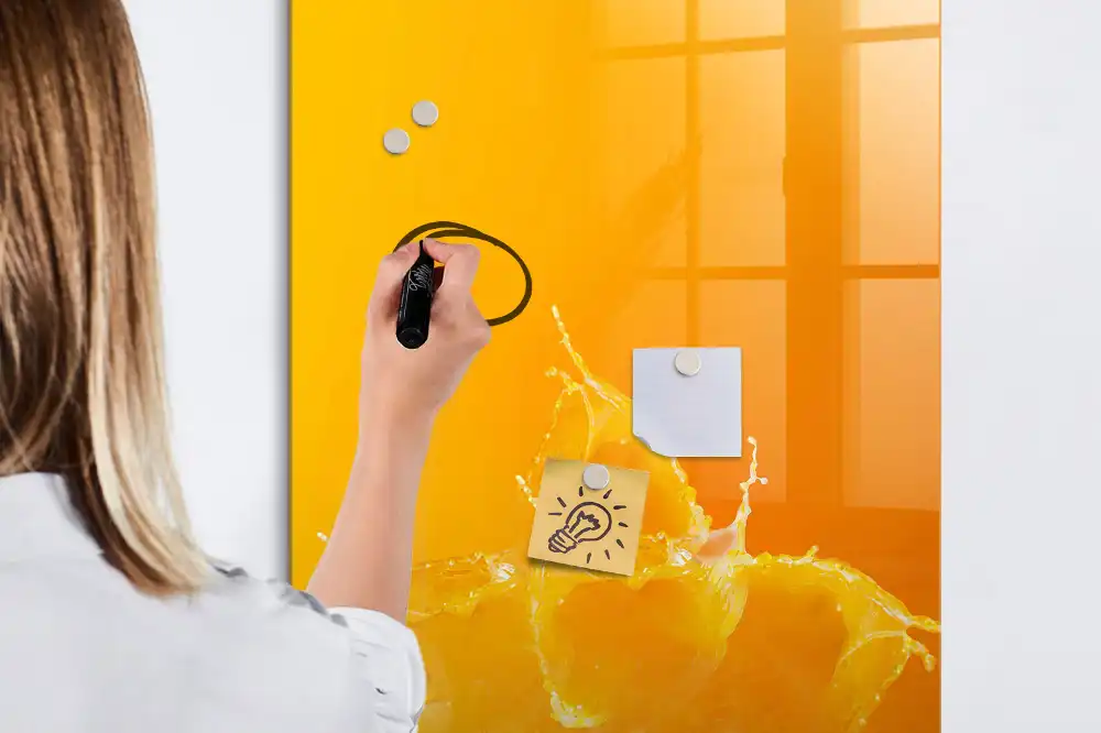 Magnetická popisovací tabule s motivem čerstvě vymačkané pomerančové šťávy