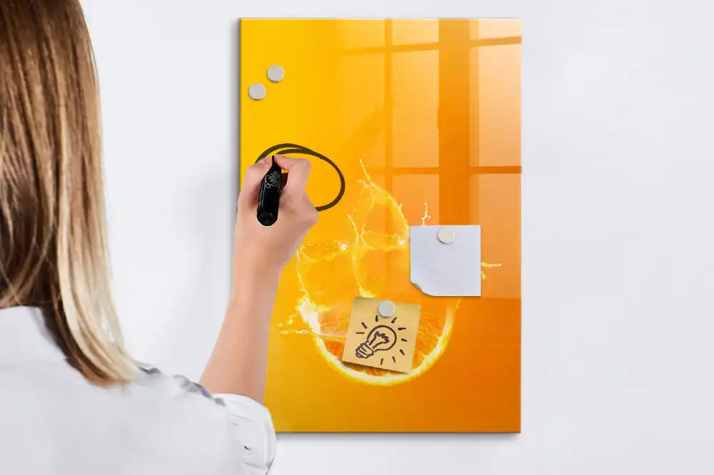 Magnetická popisovací tabule s motivem čerstvě vymačkané pomerančové šťávy