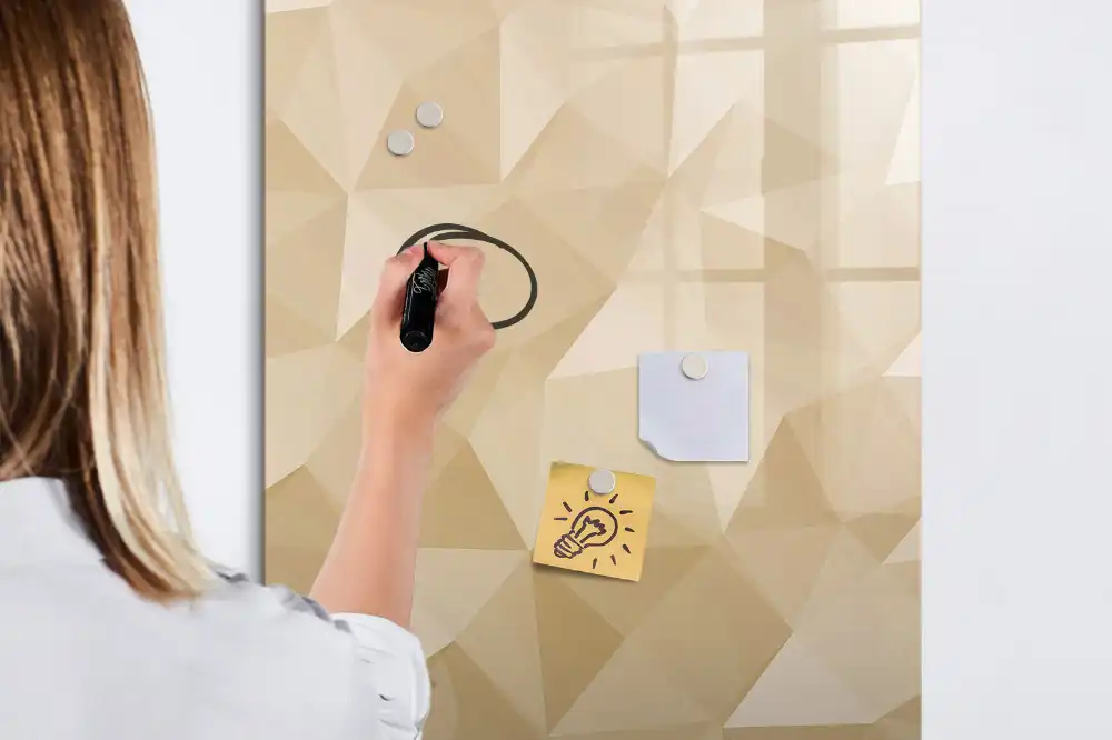 Magnetická kreslicí tabulka s motivem geometrické pyramidy