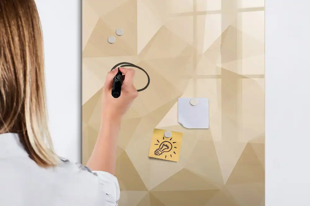 Magnetická kreslicí tabulka s motivem geometrické pyramidy