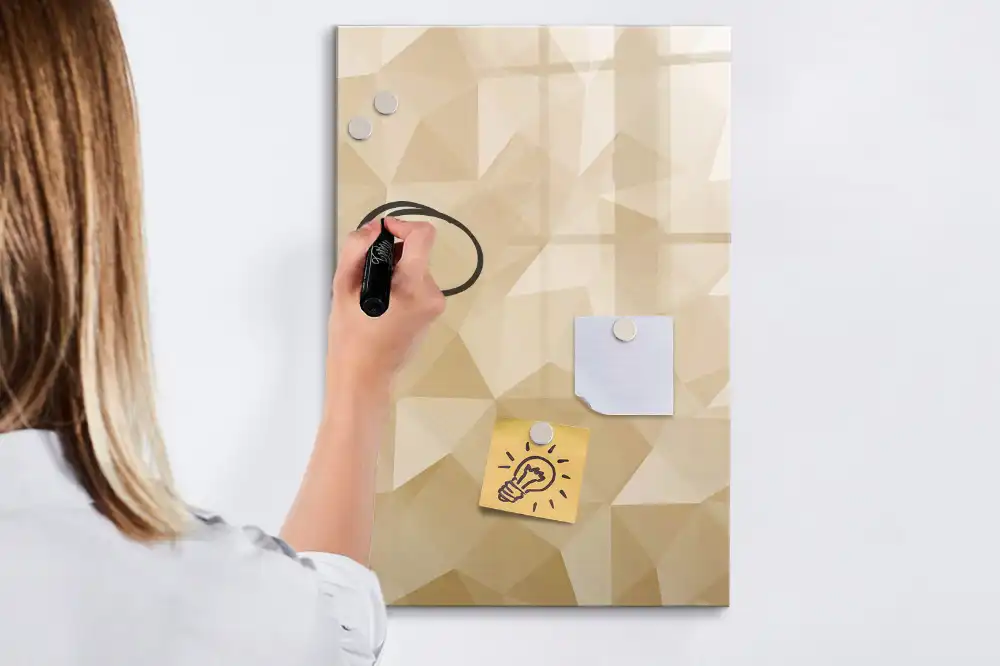 Magnetická kreslicí tabulka s motivem geometrické pyramidy