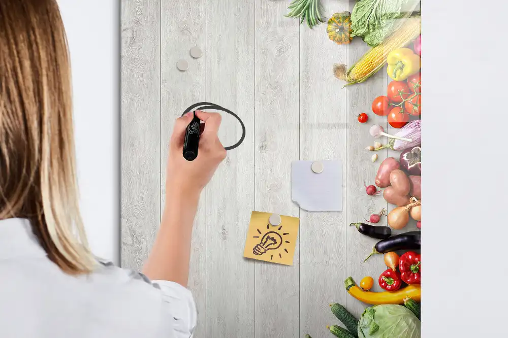 Magnetická kreslicí tabule se zeleninou na dřevěném podstavci