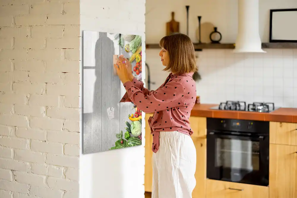 Magnetická kreslicí tabule se zeleninou na dřevěném podstavci