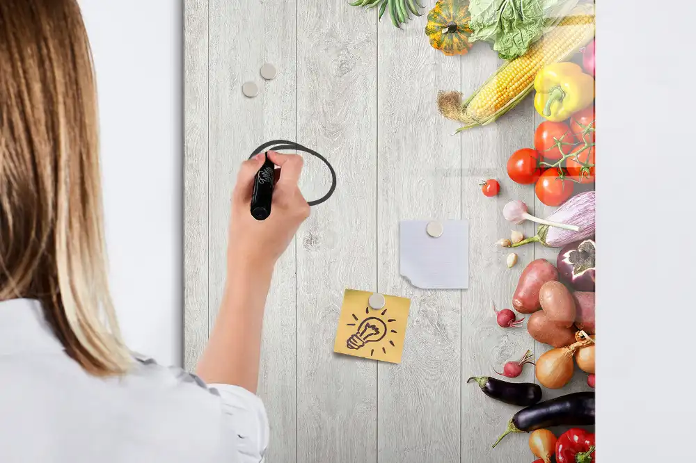 Magnetická kreslicí tabule se zeleninou na dřevěném podstavci
