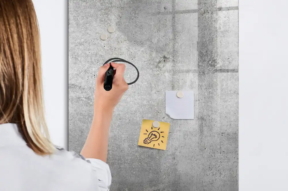 Magnetická psací tabule v lehkém betonovém provedení