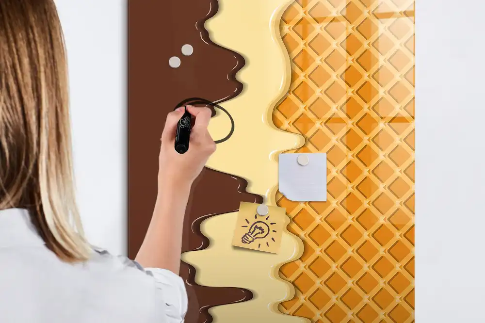 Magnetická popisovací tabule ve tvaru zmrzliny s ovocnou polevou