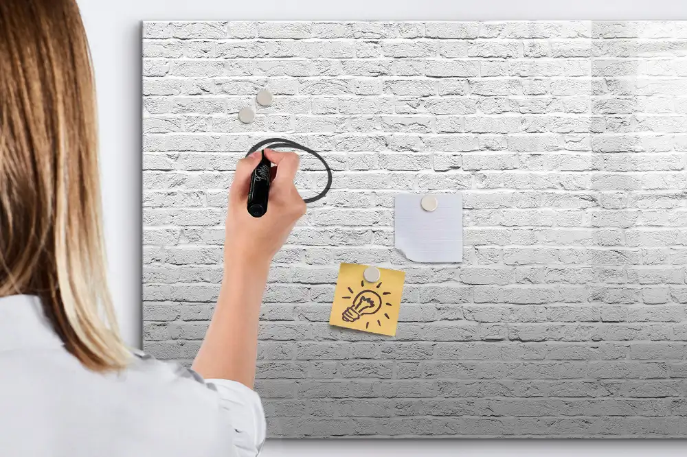 Magnetická kreslící tabule pro děti s motivem cihlové zdi