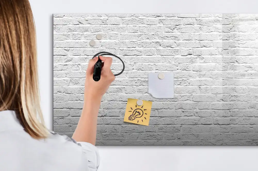 Magnetická kreslící tabule pro děti s motivem cihlové zdi