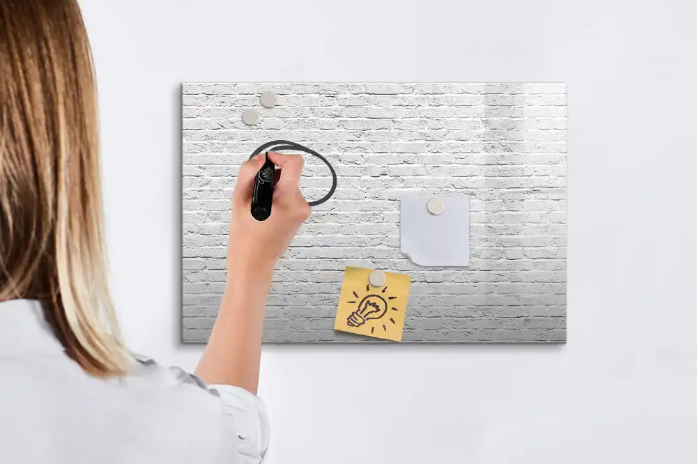 Magnetická kreslící tabule pro děti s motivem cihlové zdi