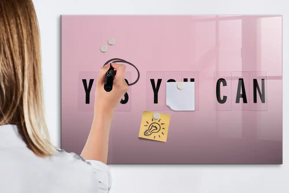 Magnetická kreslicí tabule s nápisem Zvládneš všechno