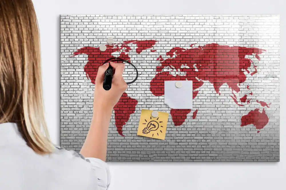 Magnetická kreslící tabule s motivem cihlové zdi a obrysem kontinentů