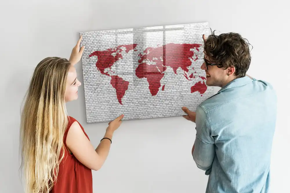 Magnetická kreslící tabule s motivem cihlové zdi a obrysem kontinentů