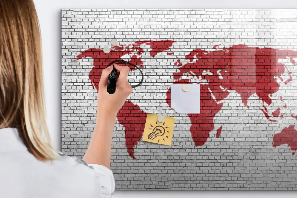 Magnetická kreslící tabule s motivem cihlové zdi a obrysem kontinentů