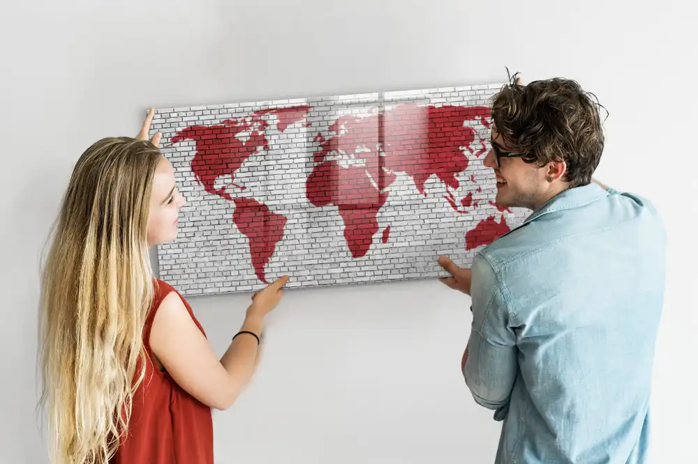 Magnetická kreslící tabule s motivem cihlové zdi a obrysem kontinentů