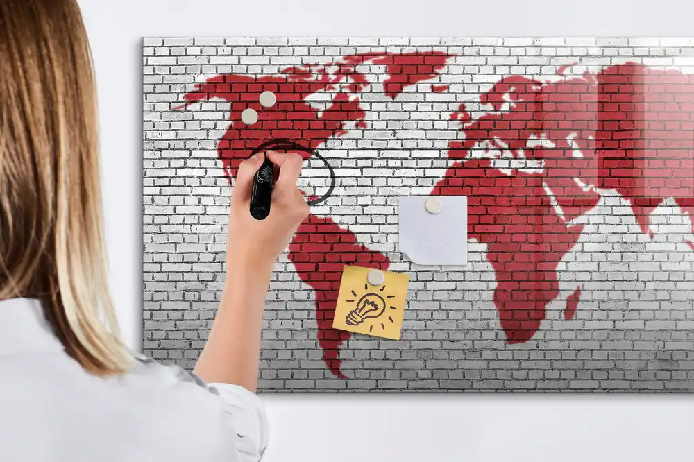 Magnetická kreslící tabule s motivem cihlové zdi a obrysem kontinentů