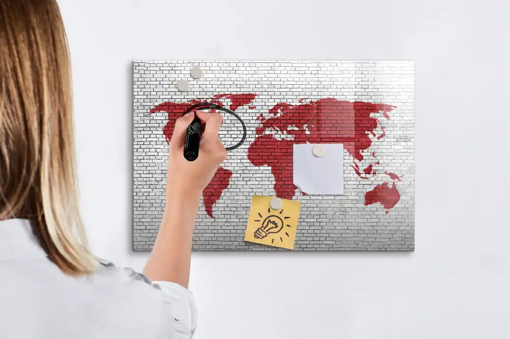 Magnetická kreslící tabule s motivem cihlové zdi a obrysem kontinentů