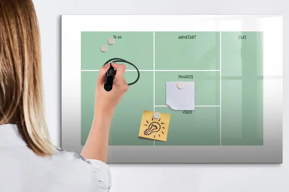 Magnetická kreslicí tabule a organizér na kancelářský stůl