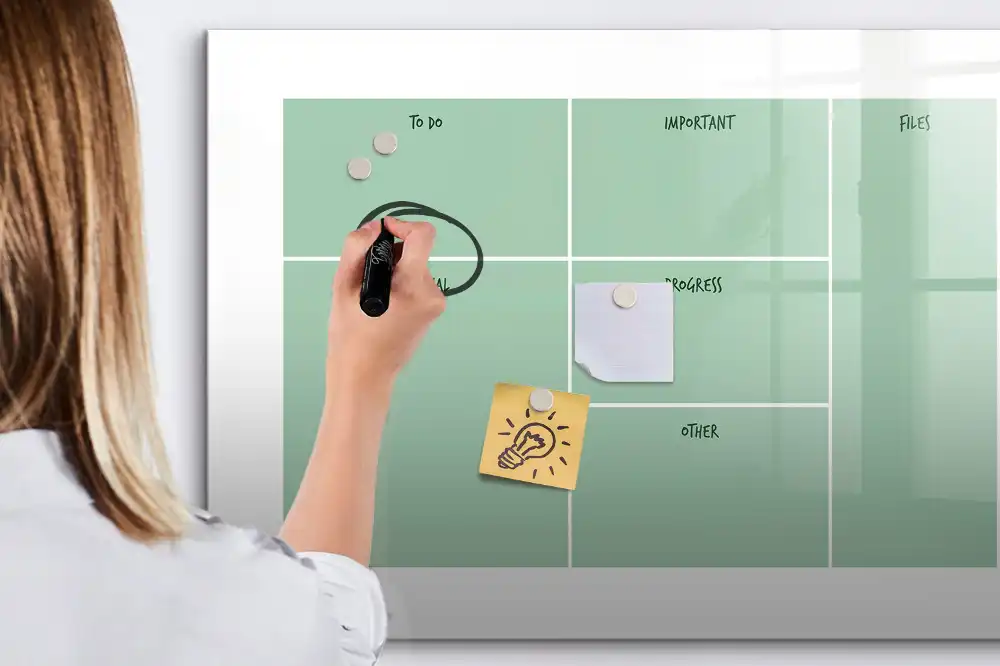 Magnetická kreslicí tabule a organizér na kancelářský stůl