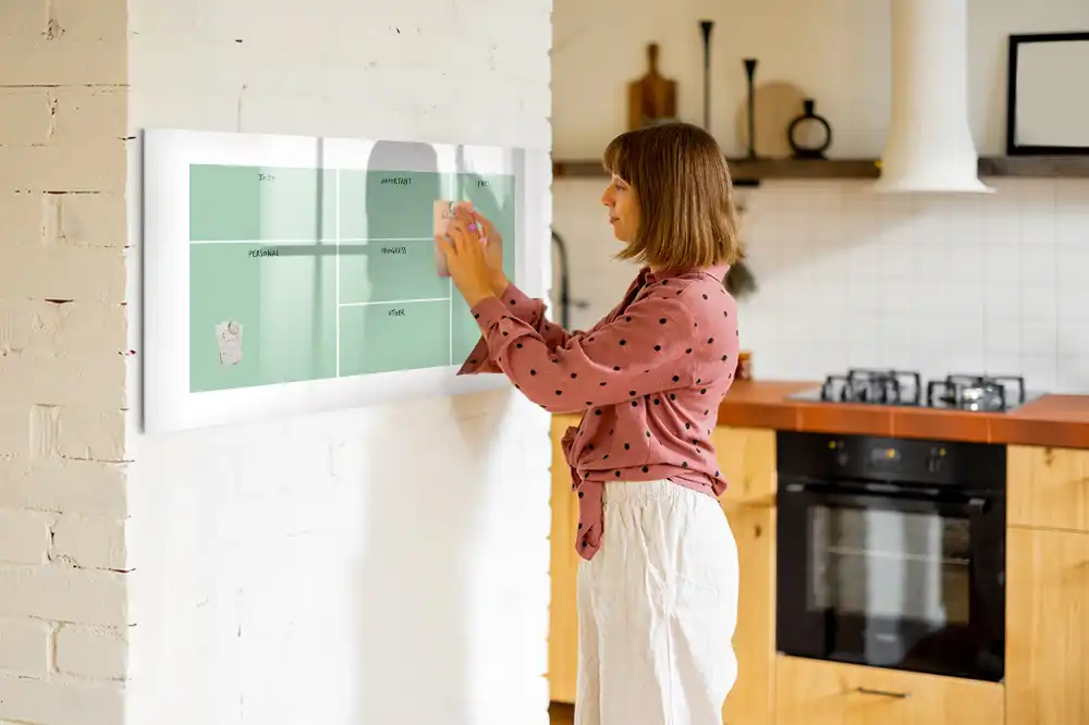 Magnetická kreslicí tabule a organizér na kancelářský stůl