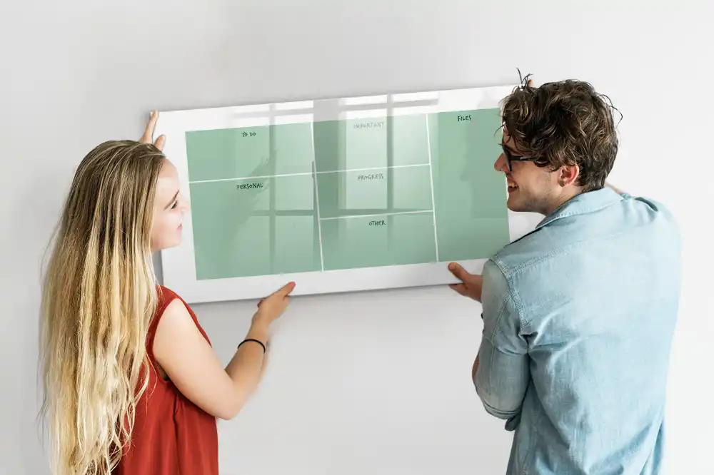Magnetická kreslicí tabule a organizér na kancelářský stůl