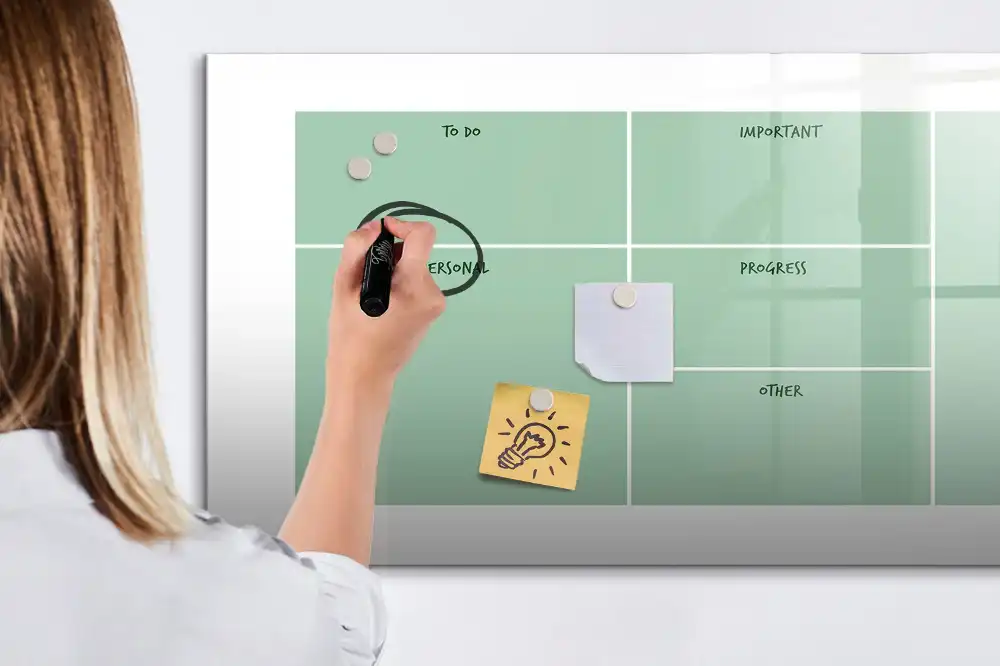 Magnetická kreslicí tabule a organizér na kancelářský stůl