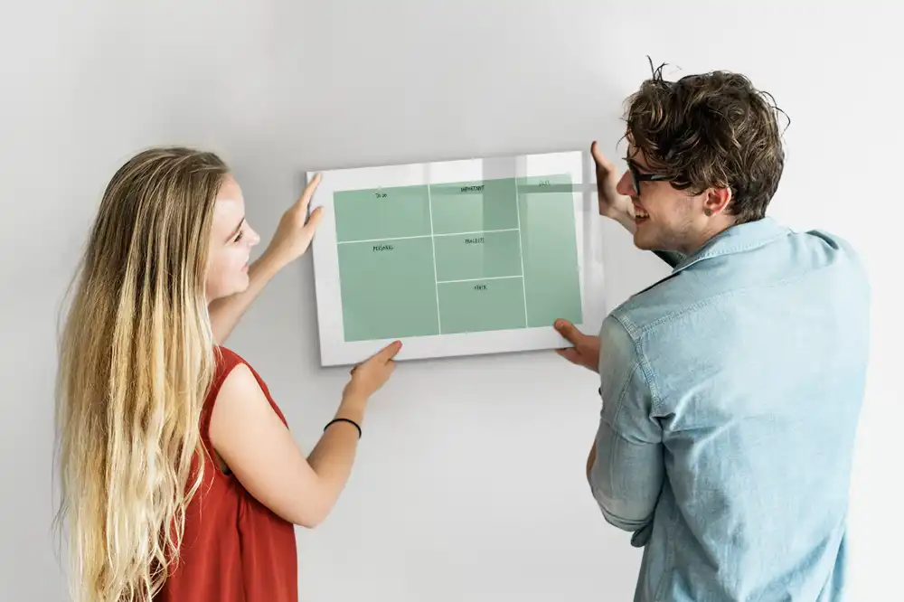 Magnetická kreslicí tabule a organizér na kancelářský stůl