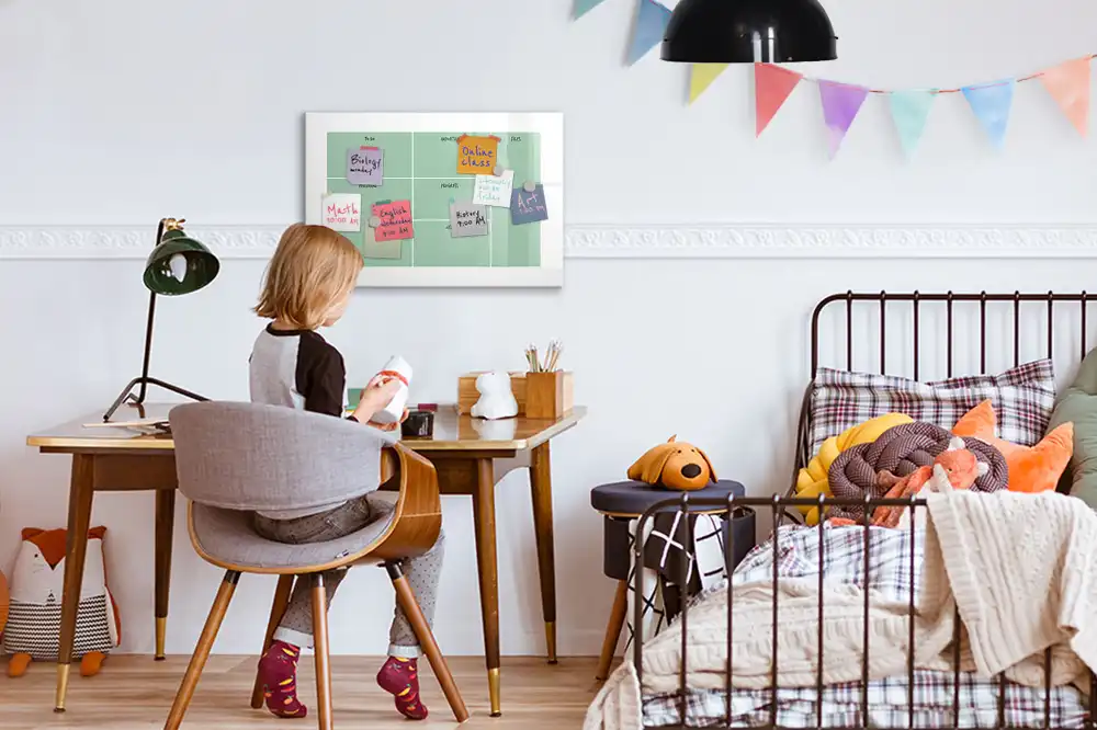 Magnetická kreslicí tabule a organizér na kancelářský stůl