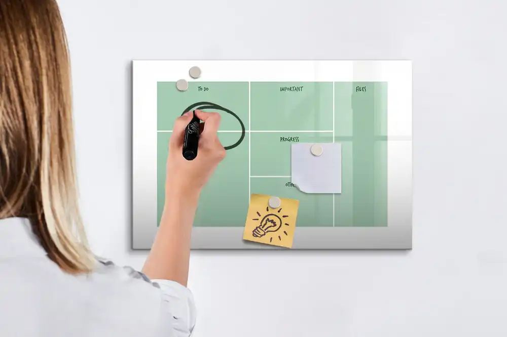 Magnetická kreslicí tabule a organizér na kancelářský stůl